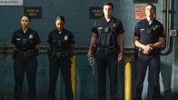 The Rookie – Lucy Chen (Melissa O’Neil, l.), Nyla Harper (Mekia Cox, 2.v.l.), John Nolan (Nathan Fillion, 2.v.r.) und Tim Bradford (Eric Winter, r.) erwarten die Serienmörderin Rosalind Dyer, die ins Police Departement von LA gebracht wird.