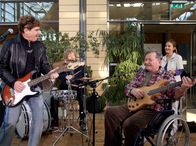 In aller Freundschaft – Schließlich geben die "Eastrocks" ihr erstes Konzert nach über 30 Jahren im Innenhof der Sachsenklinik - Schwester Arzu (Arzu Bazman, hinten rechts), die Patienten und die gesamte Belegschaft sind begeistert. Und auch Mannie Schneider (Klaus Manchen, vorn rechts) hat trotz Rollstuhl Spaß. "Rocky" (Frank Schöbel, links) und "Johnny" (Christian Steyer).
