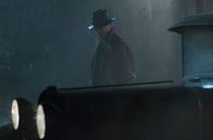 Babylon Berlin – Gereon Rath (Volker Bruch) trotzt dem Regen.