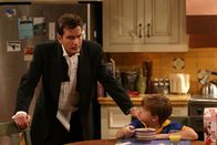 Two and a Half Men – Nicht ahnend, dass er auf der Liste einiger allein erziehender Mütter steht, begleitet Charlie (Charlie Sheen, l.) seinen Neffen Jake (Angus T. Jones, r.) zu einem Fußballturnier.