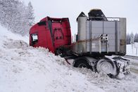 Ice Road Rescue - Extremrettung in Norwegen – Ein lokaler Lastwagen ist auf der E6, einer der größten Straßen Norwegens, in den Graben gekippt. (National Geographic für Disney)