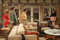 Two and a Half Men – Nach mehreren Hinweisen sind sich Evelyn (Holland Taylor, l.), Alan (Jon Cryer, 2.v.r.) und Walden (Ashton Kutcher, 2.v.l.) sicher, dass Charlie noch lebt - und dann taucht plötzlich Rose (Melanie Lynskey, r.) auf ...