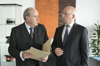 Rentnercops – Plocher (Michael Prelle, links) hat den Bundesvorsitzenden der deutschen Polizeigewerkschaft, Rainer Wendt (Rainer Wendt, rechts), zu Gast, der sich über die Arbeitsbedingungen der beiden reaktivierten Rentner informieren will.