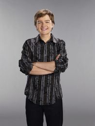 Two and a Half Men – (9. Staffel) - Der etwas begriffsstutzige Jake Harper (August T. Jones) liebt das Essen und Fernsehen ...
