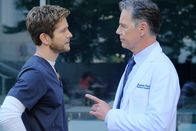 Atlanta Medical – (v.li.) Matt Czuchry (Dr. Conrad Hawkins), Bruce Greenwood (Dr. Randolph Bell).