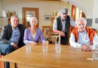 Der Winzerkönig – (v.li.) Harald Krassnitzer (Thomas Stickler), Christine Ostermayer (Hermine Schnell), Branko Samarovski (Blasius Schmalzl), Wolfgang Hübsch (Gottfried Schnell).