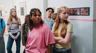 ECHT friends – Samira (Soumayah Özel, Mitte) und ihre Klasse sind wütend! Sie erkennen Pit kaum wieder und stellen ihn zur Rede.