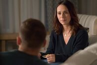 9-1-1 Notruf L.A. – Evan "Buck" Buckley (Oliver Stark, l.); Maddie Kendall (Jennifer Love Hewitt, r.)