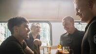 Californian Commando – Van (Kian Lawley, l.) und seine Kameraden Soukka (Elias Keranen, 2.v.l.), PH (Juho Uusitalo, 3.v.l.) und Forsbacka (Tatu Sinisalo, r.) haben Wochenendurlaub. Trotz hochgesteckter Ziele endet der Trip nicht für jeden besonders erfreulich.