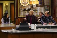 Superior Donuts – (v.l.n.r.) Sofia (Diane Guerrero); Fawz (Maz Jobrani); Carl "Tush" Tushinski (David Koechner)