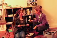 SOKO Stuttgart – Martina Seiffert (Astrid M. Fünderich, r.) und Selma Kirsch (Yve Burbach, l.).