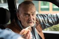 Tatort – Herbert „Vaddern“ Thiel (Claus Dieter Clausnitzer) freut sich über das großzügige Trinkgeld seines Taxi-Gastes, ahnt jedoch nicht, wen er transportiert und dass er mit den Ermittlungen seines Sohnes, Hauptkommissar Frank Thiel, in Berührung kommt.