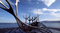 Reisewege – Island, stilisiertes Wikingerboot vor Reykjavik.