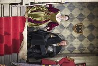 Die Welt der Ritter – Maximilian und seine Frau Maria von Burgund veranstalteten gern Turniere. Obwohl Maximilian den Beinamen "Der letzte Ritter" trug, entschied er sich im Krieg immer häufiger für "günstigere" Kämpfer: Die Landsknechte. Ein Ritterheer verschlang Unsummen und war trotzdem den gewaltigen Landsknechtheeren auf Dauer unterlegen.