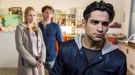 Der Lehrer – Cem (Daniel Rodic, r.) hat sich zu Stefans (Hendrik Duryn) und Karins (Jessica Ginkel) Zufriedenheit doch noch für die Box-AG angemeldet.