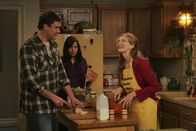 How I Met Your Mother – Marshall (Jason Segel, l.) und Lily (Alyson Hannigan, M.) lernen Barneys Mutter Loretta (Frances Conroy, r.) kennen und sind ziemlich erstaunt ...