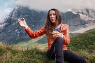 Bergfahrt - Reise zu den Riesen – Bergführerin Carla Jaggi vor dem Eiger