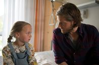 Die Bergretter – Die kleine Martha (Tamara-Laura Graser, l.) ist körperlich unversehrt, doch wo sind ihre Eltern? Markus Kofler (Sebastian Ströbel, r.) versucht dem traumatisierten Kind zu helfen.