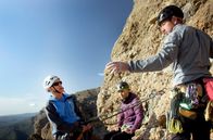 Die Pyrenäen – Riglos ist eines der wichtigen Kletterreviere in Spanien. Ursi (li.), David (re.) und Alberto (Mi.) sind Großvater, Vater und Sohn einer Kletterfamilie.