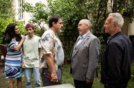 Tatort – Die Kommissaren Max Ballauf (Klaus J. Behrendt, r.) und Freddy Schenk (Dietmar Bär, 2.v.r.) haben Fragen an Thomas Kostenza (Carlos Lobo). Ausgerechnet als der Familienvater mit seinem Sohn Lukas (Béla Can Leon) und seiner Frau Sabine (Rosetta Pedone) im Garten grillt. Es geht um den Tod einer jungen Frau...