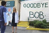 Scrubs - Die Anfänger – J.D.s (Zach Braff, l.) letzter Tag im Sacred Heart Krankenhaus ist angebrochen. Er hat einen neuen Job angenommen, um in der Nähe von seinem Sohn zu sein. Obwohl Turk und Elliott (Sarah Chalke, r.) sich große Mühe geben, ihn gebührend zu feiern, ist J.D.s allergrößter Wunsch, von Dr. Cox endlich die Anerkennung zu kriegen