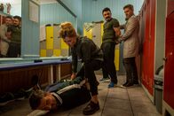 SOKO München – Dominik Morgenstern (Joscha Kiefer, r.) und Resi Schwaiger (Mersiha Husagic, 2.v.l.) deeskalieren einen Streit zwischen Hassan Ahmed (Ercan Karacay, 2.v.r.) und Lukas Hofinger (Robert Ritter, l.).