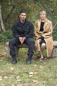 Criminal Minds – Derek (Shemar Moore, l.) fragt Mary Mays (Lindsay Crouse, r.) über ihren Sohn aus, der möglicher Weise die bestialischen Morde begangen hat ...