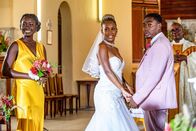 Death in Paradise – Naomi Thomas (Shantol Jackson, l.) ist auf der Hochzeit von Monique Hays (Gina Ré, M.) and Ty Edgars (Gamba Cole, r.) zu Gast, doch die Feier nimmt eine unerwartete und dramatische Wendung.