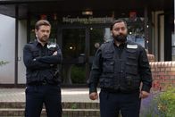 Check Check – Jan Rothe (Klaas Heufer-Umlauf, l.); Ertu Karahanci (Kailas Mahadevan, r.)