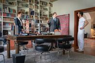 SOKO Leipzig – Dr. Emma Holler (Effi Rabsilber, l.) und Simon Schubert (Wolf Danny Homann, M.) wollen verhindern, dass Leonie ihr Telefon bekommt und sprechen mit Amir Gülay (Rinaldo Steller, r.).