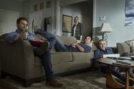 Navy CIS – Bishops Brüder Robert (Jesse Johnson, r.) und John (Jesse Bradford, M.) kommen an Thanksgiving zu Besuch und quetschen ihre Schwester aus: Wer ist Bishops (Emily Wickersham, hinten) heimlicher Verehrer?