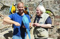 Tobis Urlaubstrip – Tobias Kämmerer mit Hans (re.), der Gründer der Vogelburg Weilrod.