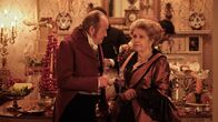 Sanditon – Rowleigh Pryce (James Bolam) und Lady Denham (Anne Reid)