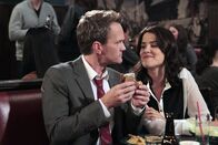 How I Met Your Mother – Robin (Cobie Smulders, r.) ist entschlossen, Barney (Neil Patrick Harris, l.) um jeden Preis zurückzugewinnen, während sich Ted als Babysitter für Marvin anbietet ...