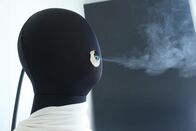 P.M. Wissen – Eine möglichst realitätsnahe Simulation: wie in einer Konferenz sitzen mehrere Dummies in einem geschlossenen Raum. Die Dummies sind temperiert, um die Luftzirkulation, die durch Körperwärme entsteht, zu berücksichtigen. Auf Höhe des Mundes stoßen die Dummies Aerosole aus – wie schnell verbreiten sie sich in welcher Konzentration im Raum?