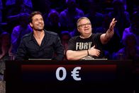 Wer weiß denn sowas? – Rateteam-Kapitän Elton (r.) mit Schauspieler Kai Schumann (l.).