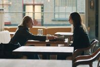She Said – Ein Opfer packt aus, v.li.: Samantha Morton als Zelda Perkins, Zoe Kazan als Jodi Kantor