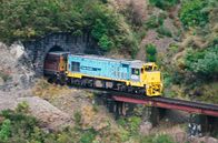 Mit dem Zug ... – Auf dem Weg in die Südalpen durchquert der „TranzAlpine“ 16 Tunnel.