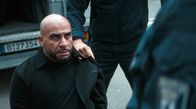 Asbest – „Pitbull“ Hassan (Veysel Gelin, li.) wird von Oberaufseher Besic (Clemens Schick, re.) empfangen.