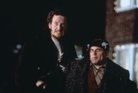 Kevin - Allein zu Haus – Fatale Fehleinschätzung: Das Diebesgespann Marv (Daniel Stern, l.) und Harry (Joe Pesci, r.) rechnet nicht mit Kevins Erfindungsgabe ...