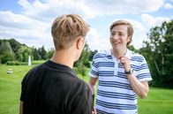 Sturm der Liebe – Gerry (Johannes Huth, r.) ist Max (Stefan Hartmann, l.) sehr dankbar, dass er wieder Golf trainieren darf.