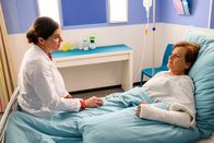 Bettys Diagnose – Von links: Dr. Nadira Abbas (Yasmina Djaballah), Maria Fassbender (Juliane Meyerhoff)