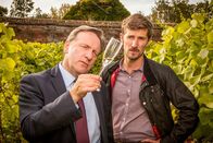Inspector Barnaby – DCI Barnaby (Neil Dudgeon, l.) und Charlie Nelson (Gwilym Lee, r.) fragen sich, wer den Perlwein vergiftet hat.