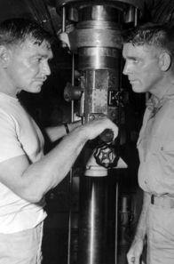 U 23 - Tödliche Tiefen – Kapitän Richardson (Clark Gable, li.) erklärt Lieutenant Bledsoe (Burt Lancaster, re.), dass er den Feind schnellstmöglich angreifen will.