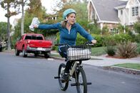 Modern Family – Claire (Julie Bowen) muss Lukes Schülerjob als Zeitungsträger übernehmen.