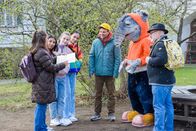 TanzAlarm – TanzTapir zeigt den TanzAlarm Kids stolz, was er gelernt hat.