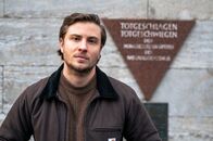Verbotene Liebe - Queere Opfer der NS-Diktatur – Der Schauspieler Jannik Schümann erkundet das Schicksal eines in der NS-Diktatur verfolgten Homosexuellen.