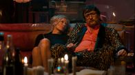 Enfant Terrible – Gudrun (l) und Rainer Fassbinder (r) unterhalten sich über ein Meisterwerk, was Rainer noch drehen möchte.
