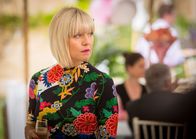 Agatha Raisin – Wegen einer Morddrohung besucht Agatha Raisin (Ashley Jensen) mit ihrem Team undercover als "Security" die Geburtstagsfeier von Tiggys Tochter Cassandra.