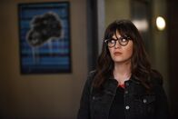 New Girl – Macht sich Gedanken, ob sie in Reagans Abwesenheit zu eng mit Nick war: Jess (Zooey Deschanel) ...